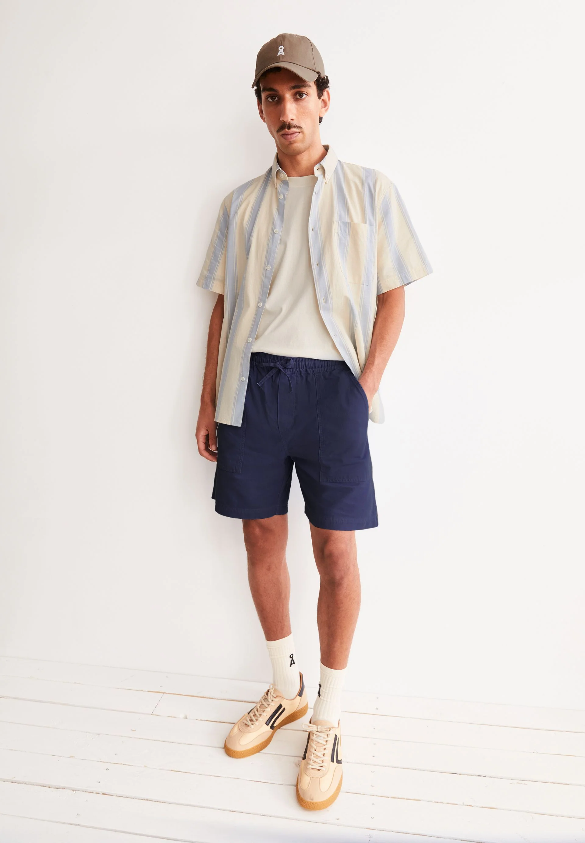 BAUMWOLL-LEINEN SHORTS | tinted navy - Image 4
