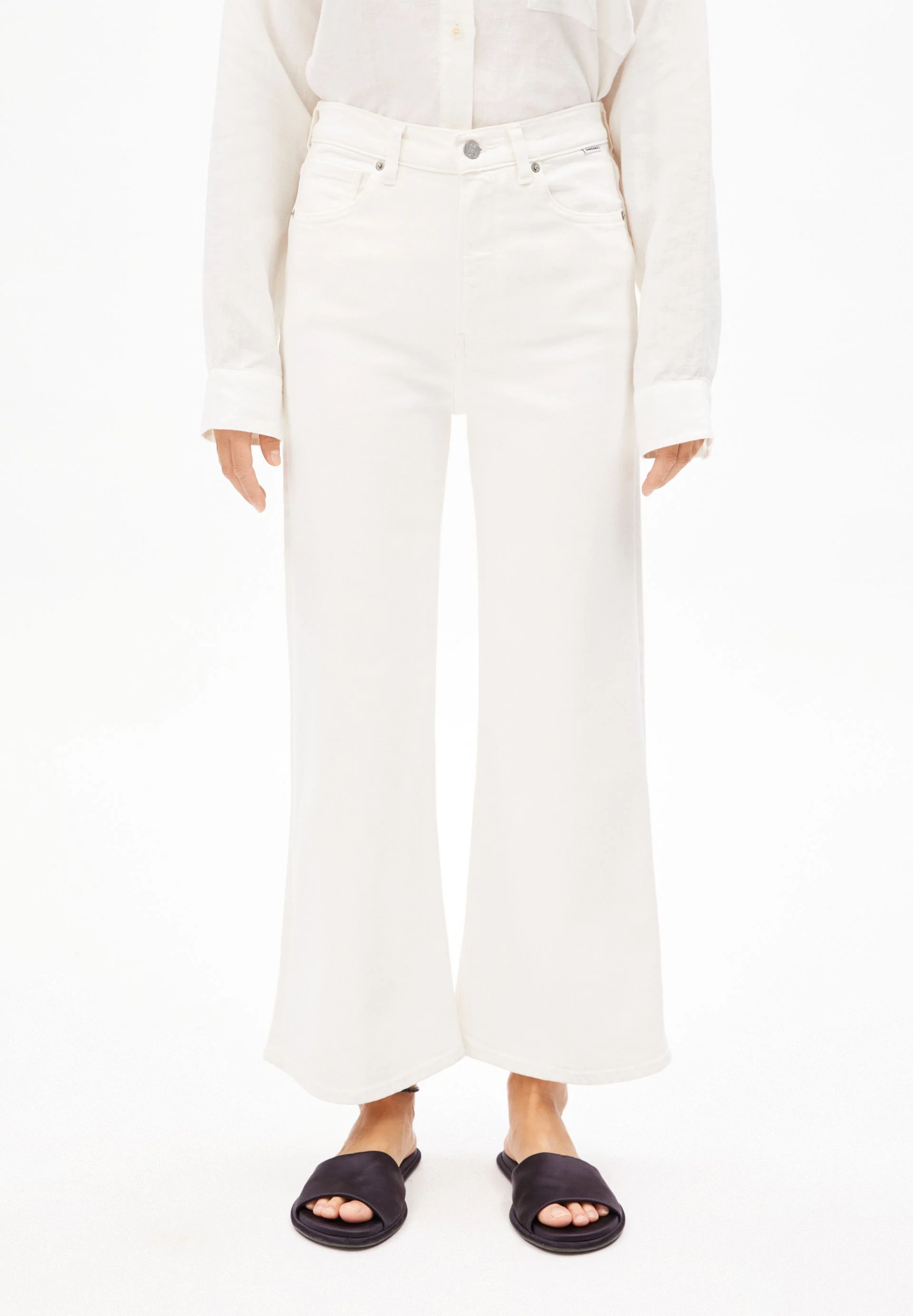 MURLIAA CROPPED | white