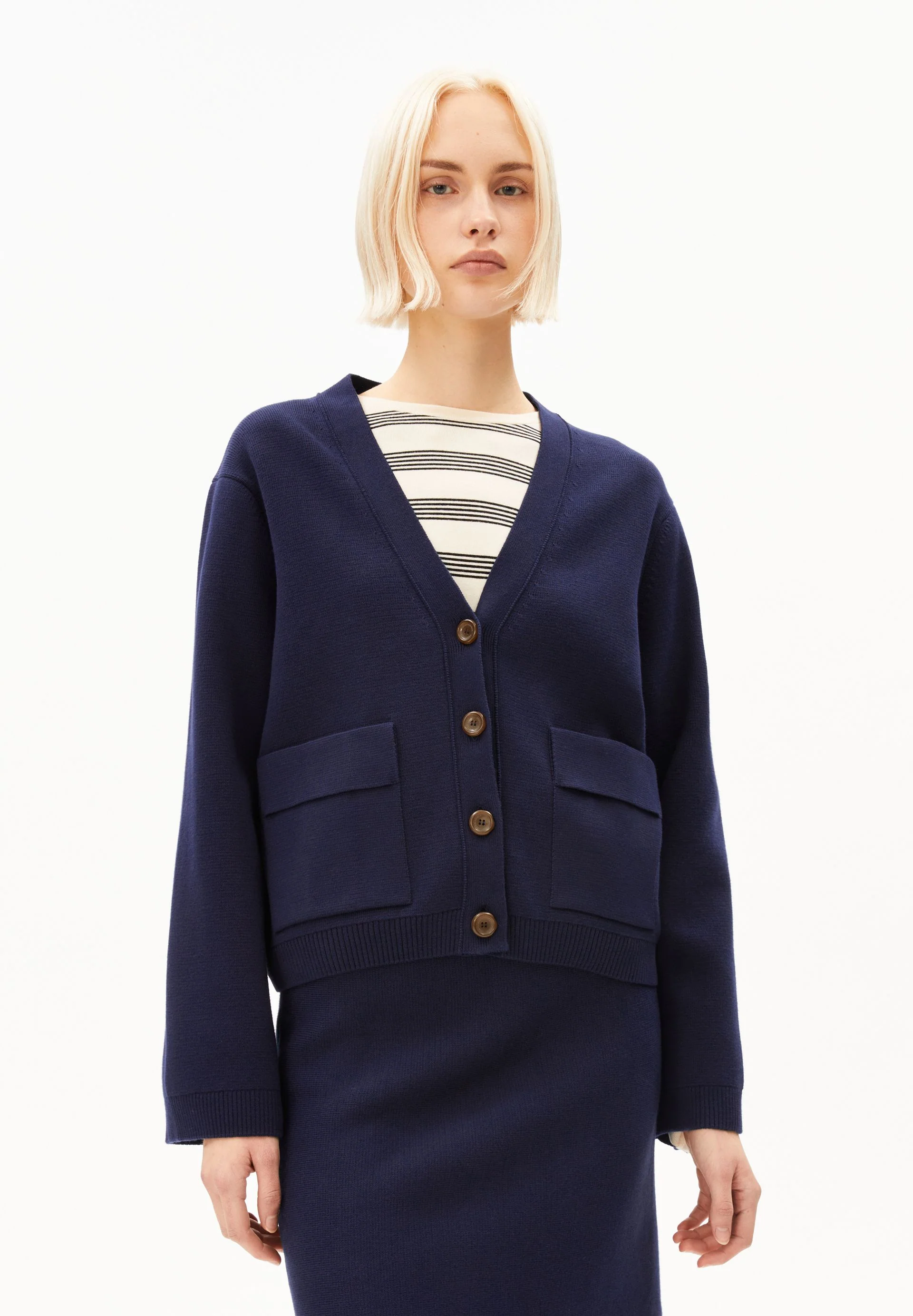 KOMPAKTE STRICKJACKE | tinted navy