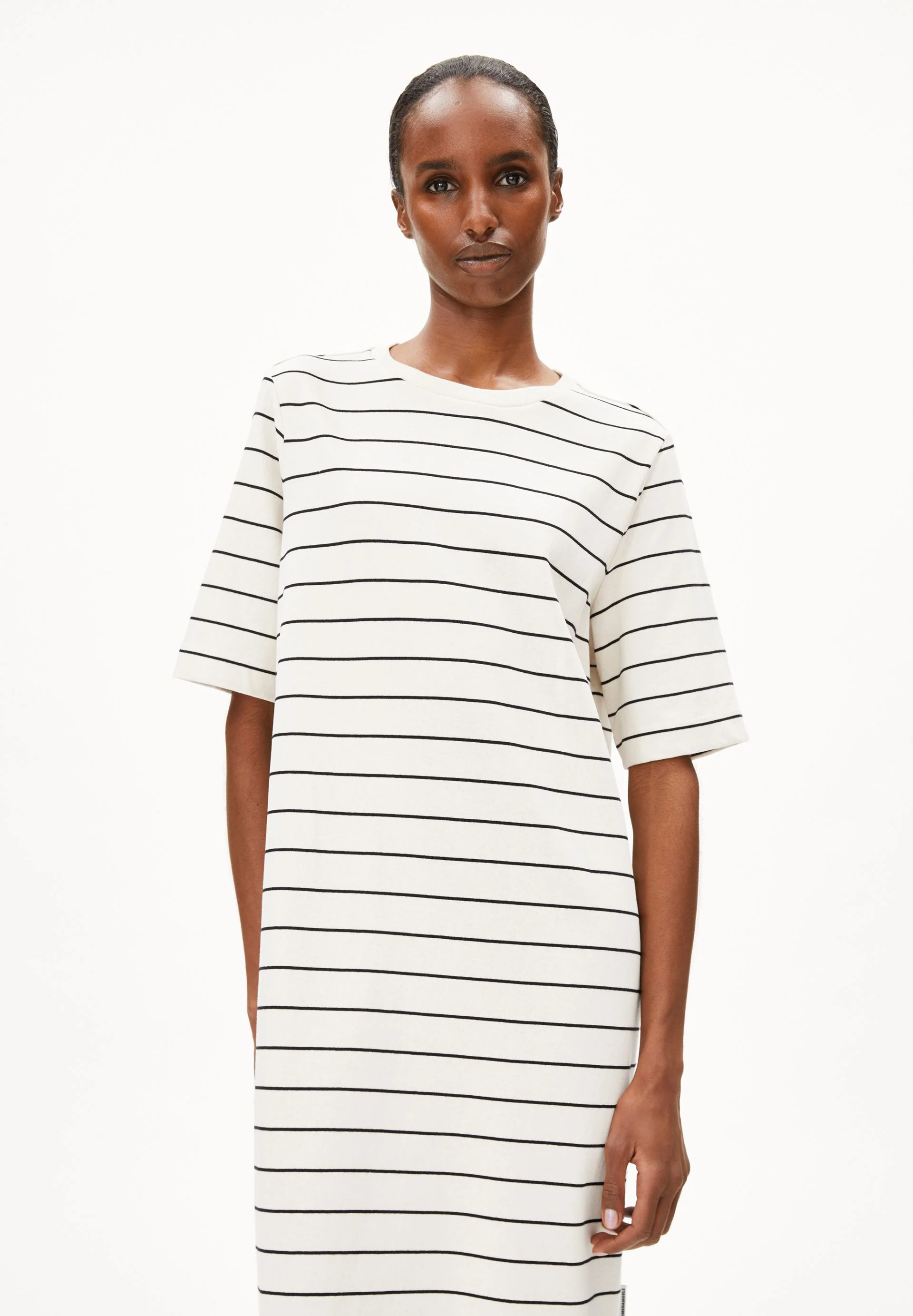 XELINAA FEIN GESTREIFTES MIDI-KLEID | undyed-black